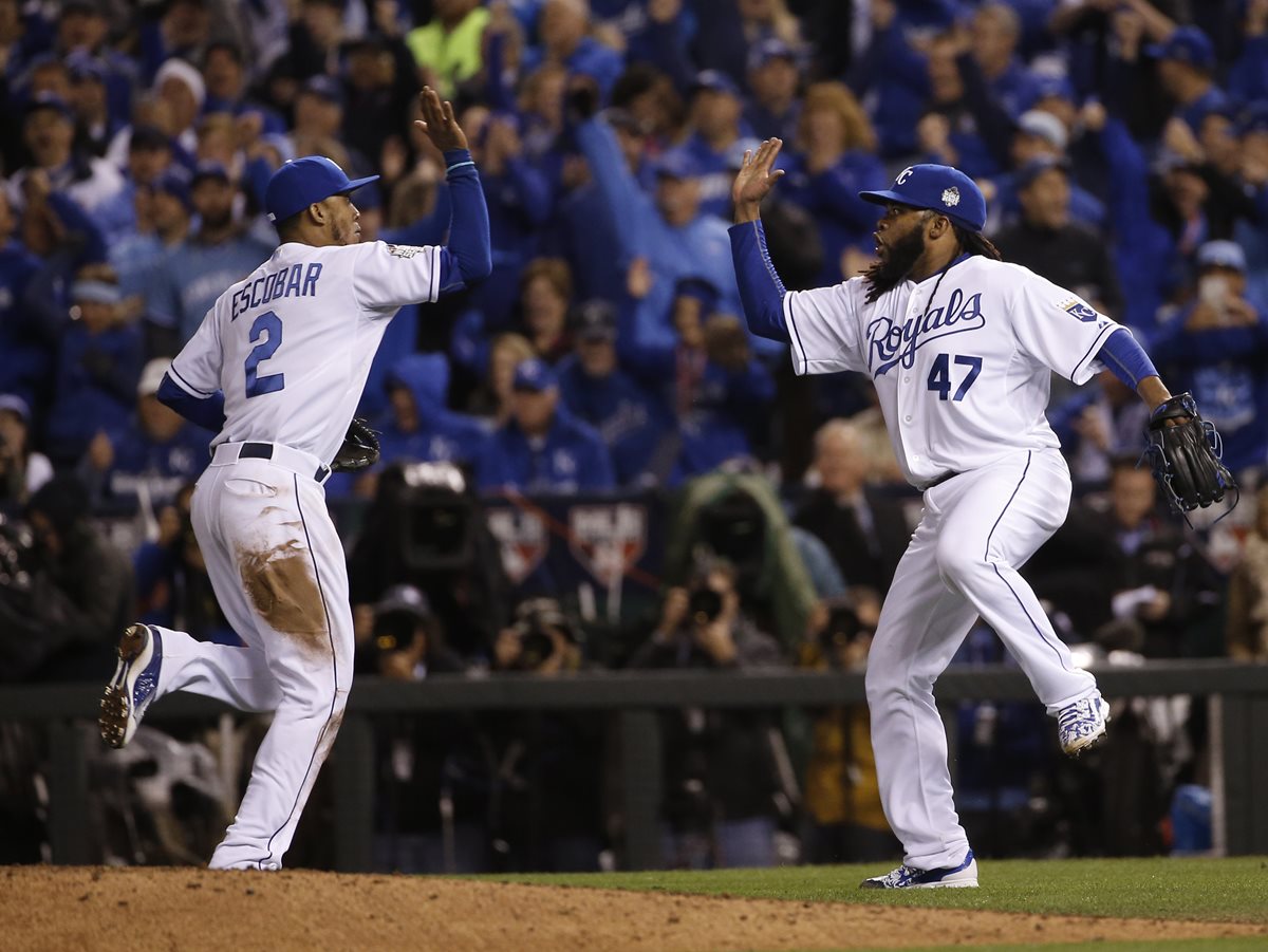 Los jugadores de los Reales, Johnny Cueto (47) y Alcides Escobar festejan el triunfo de su equipo frente a los Mets. (Foto Prensa Libre: AP)