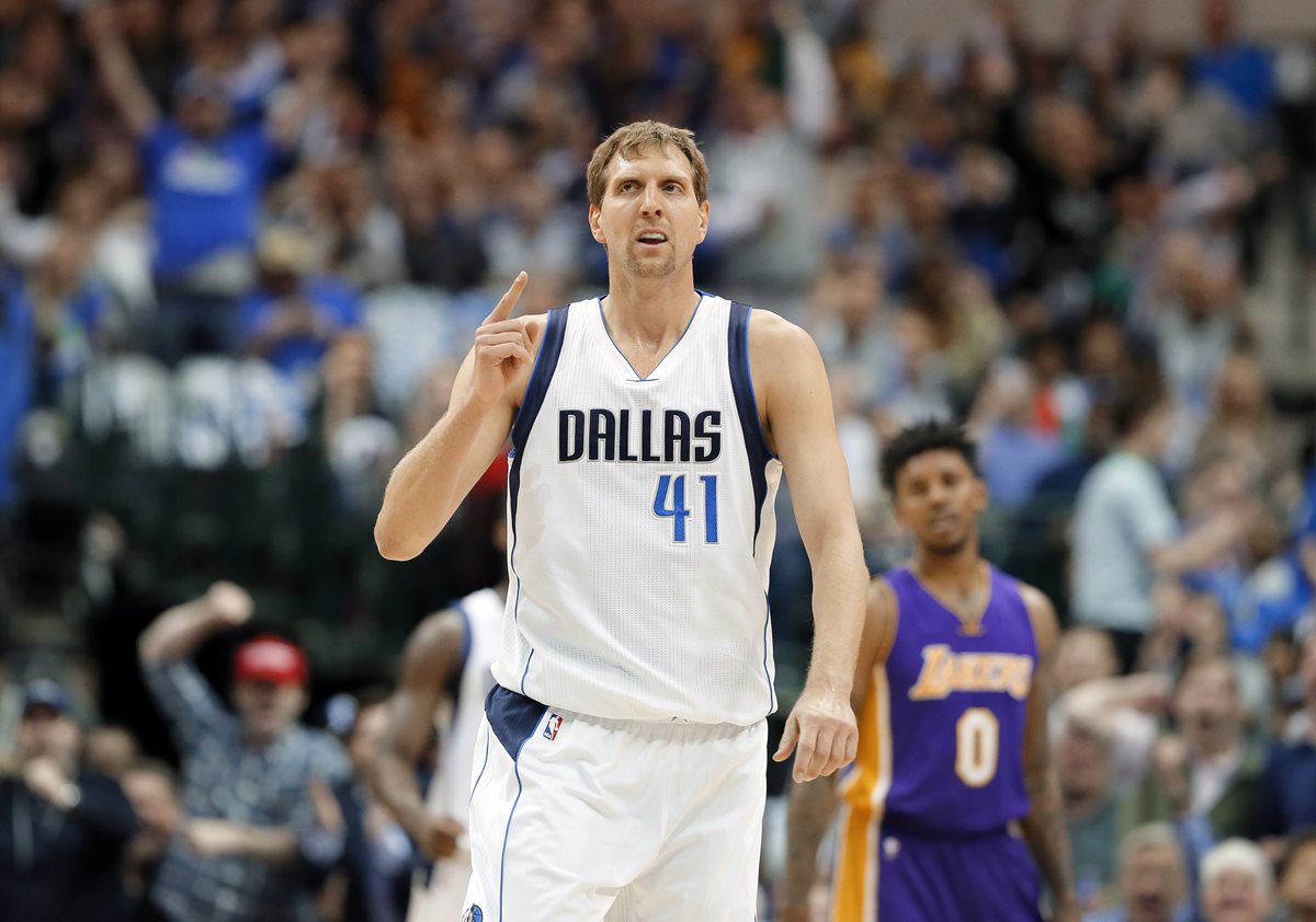 Dirk Nowitzki ha hecho historia con los Dallas Mavericks. (Foto Prensa Libre: AP)