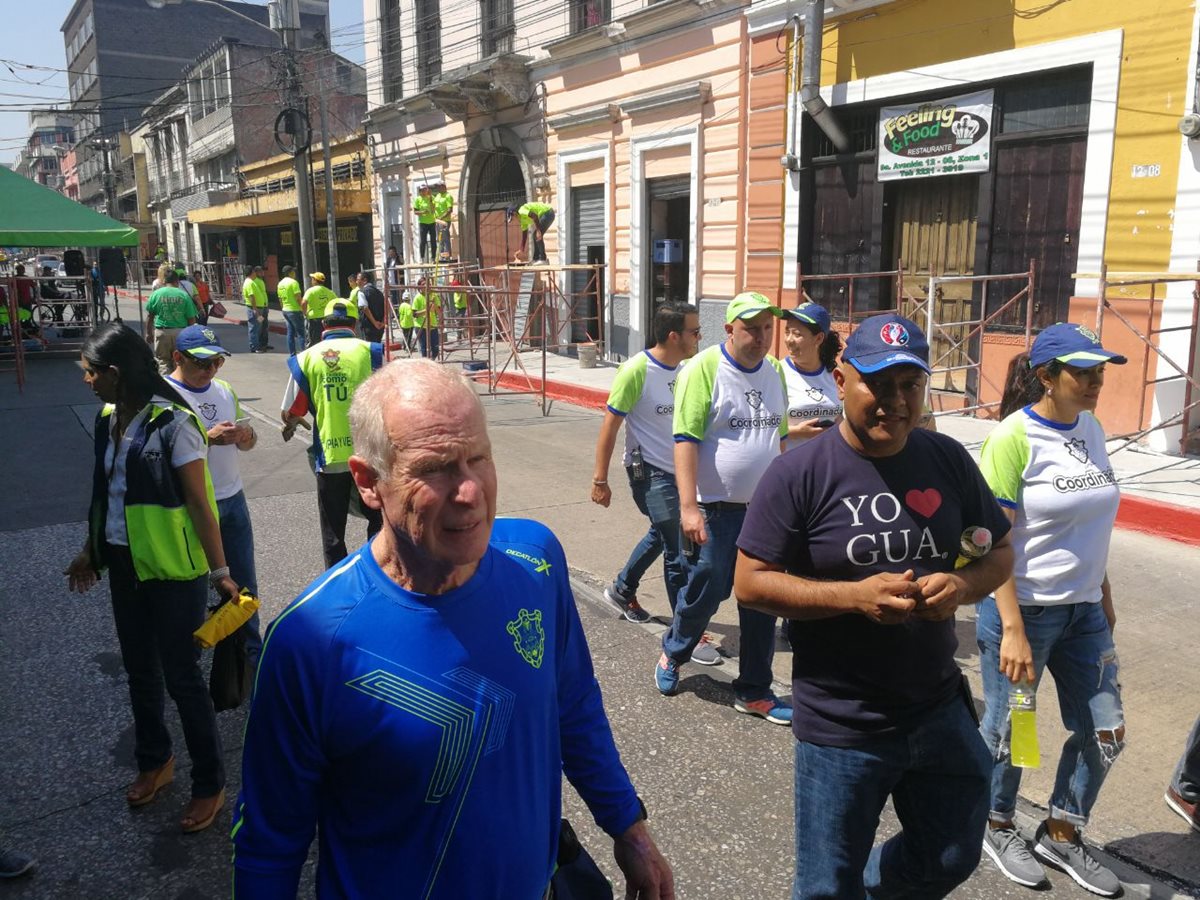 Alcalde Álvaro Arzú observa la jornada de revitalización de la novena avenida de la zona 1 capitalina. (Foto Prensa Libre: Óscar Rivas)