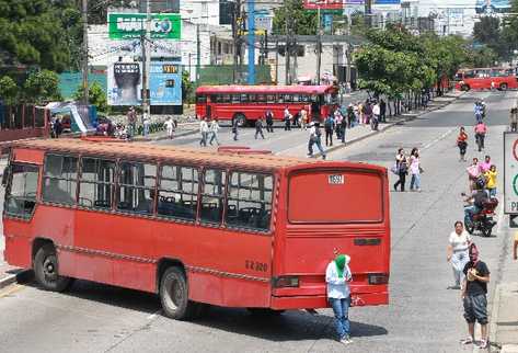 Universitarios bloquean   la avenida Petapa, en la zona 12, y rechazan muertes.