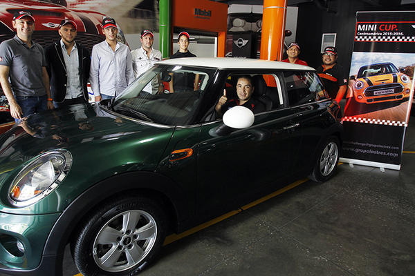 Promotores y pilotos posan junto al Mini F56. (Foto Prensa Libre: Eduardo González)