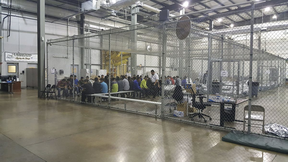 Varias personas que cruzaron la frontera ilegalmente fueron detenidos por agentes de la Patrulla Fronteriza en McAllen, Texas. (AFP)