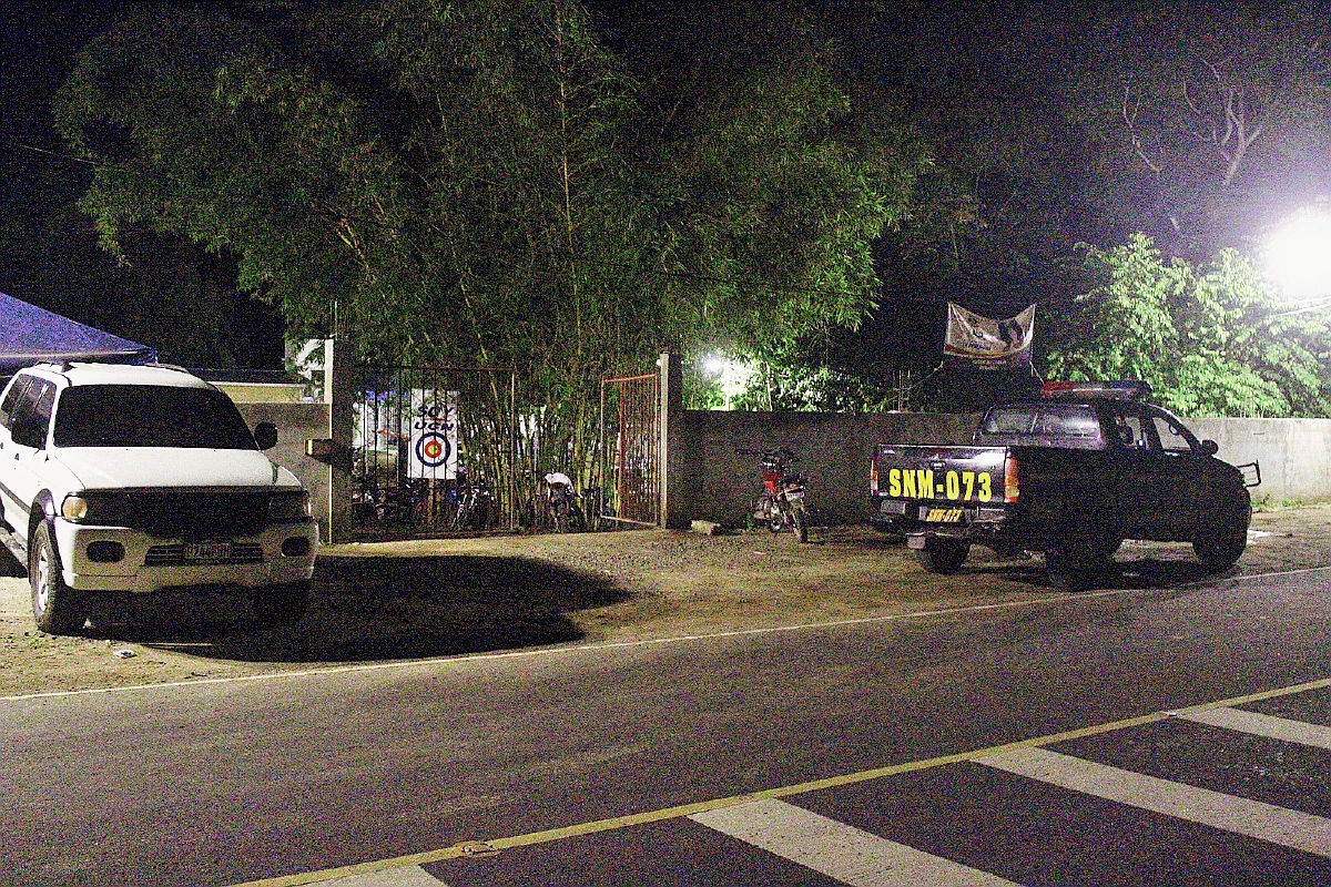 Agentes de la PNC llegan a la vivienda de la candidata a la Alcaldía  de La Blanca, San Marcos, Edilma Navarijo. (Foto Prensa Libre: Alexander Coyoy)