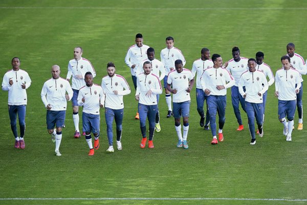 Los jugadores del Mónaco se preparan para el partido de vuelta de los cuartos de final de la Champions League frente a la Juventus. (Foto Prensa Libre: AFP).