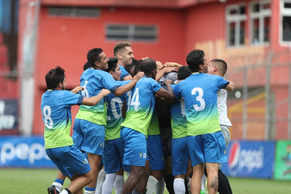 Así celebró Deportivo Mixco su clasificación a los octavos de final del Torneo de Copa. (Foto Prensa Libre: Francisco Sánchez)