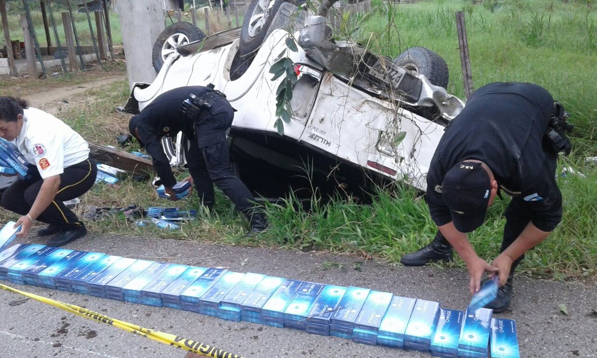 Picop volcado en Poptún trasladaba cigarrillos robados. (Foto Prensa Libre: Walfredo Obando)