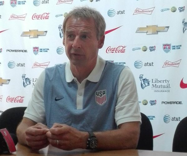 Jürgen Klinsmann entrenador de Estados Unidos, se enfoca en Guatemala. (Foto Prensa Libre: Jeniffer Gómez)