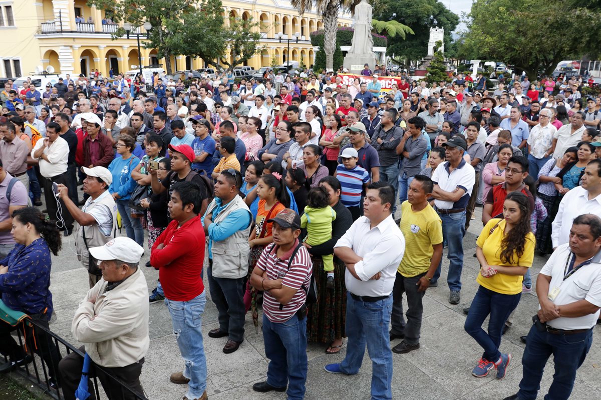 Vecinos de Cobán se aglomeraron en el parque central, a donde llegaron integrantes del Concejo, a quienes pidieron cuentas sobre el terreno que esperan sea cedido para construir un edificio del Intecap. (Foto Prensa Libre: Eduardo Sam Chun)