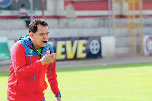 Nahún Espinoza dirige el entrenamiento del plantel de Xelajú en el estadio Mario Camposeco. (Foto Prensa Libre: Carlos Ventura).