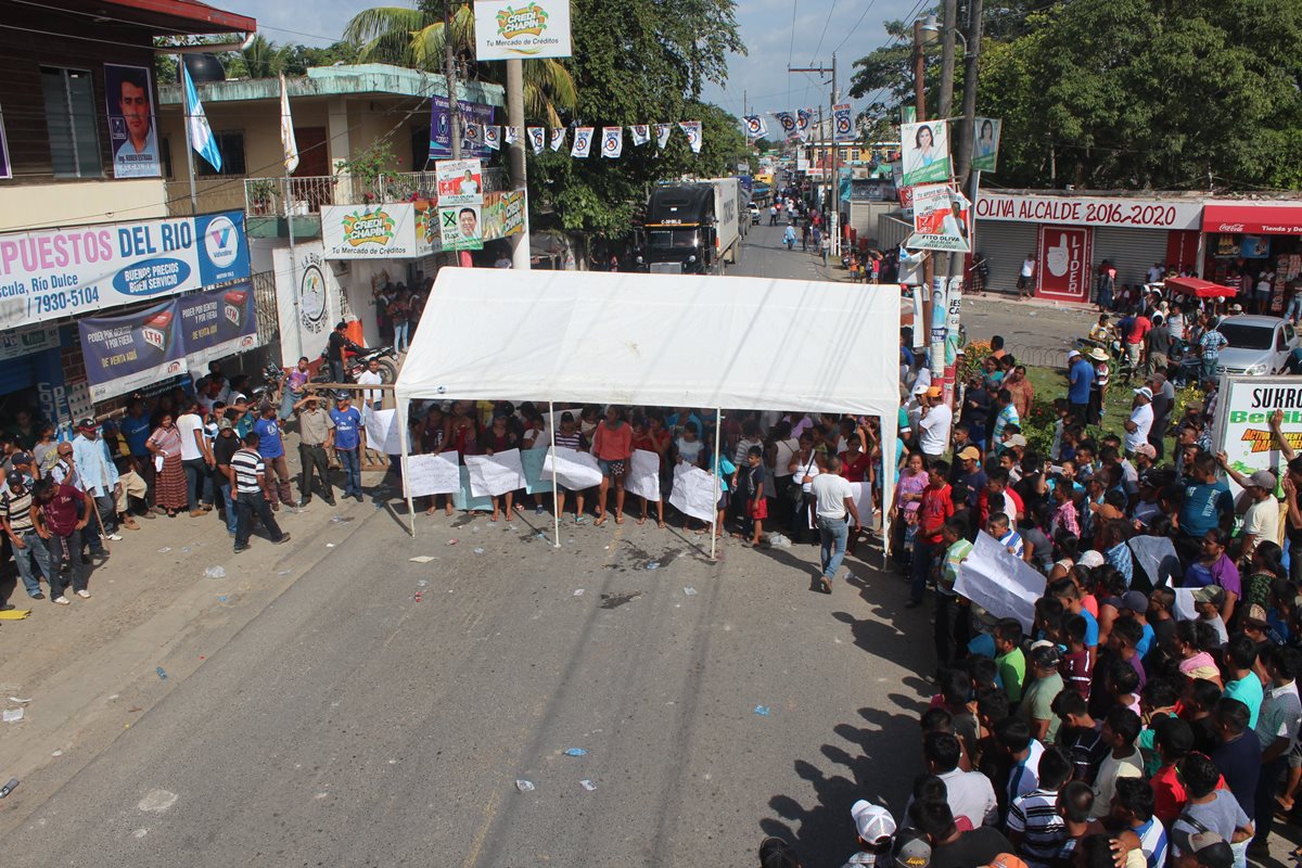 Vecinos de Lívingston manifiestan por resultado de elección de alcalde. (Foto Prensa Libre: Edwin Perdomo)