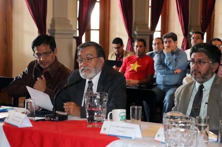 El alcalde Luis Grijalva (centro) afirmó que sancionarán a los responsables de haber autorizado la actividad. (Foto Prensa Libre: Hemeroteca PL)