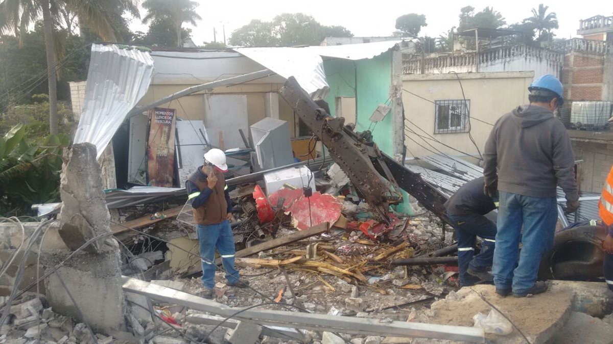 Personas retiran los escombros que dejó el accidente.