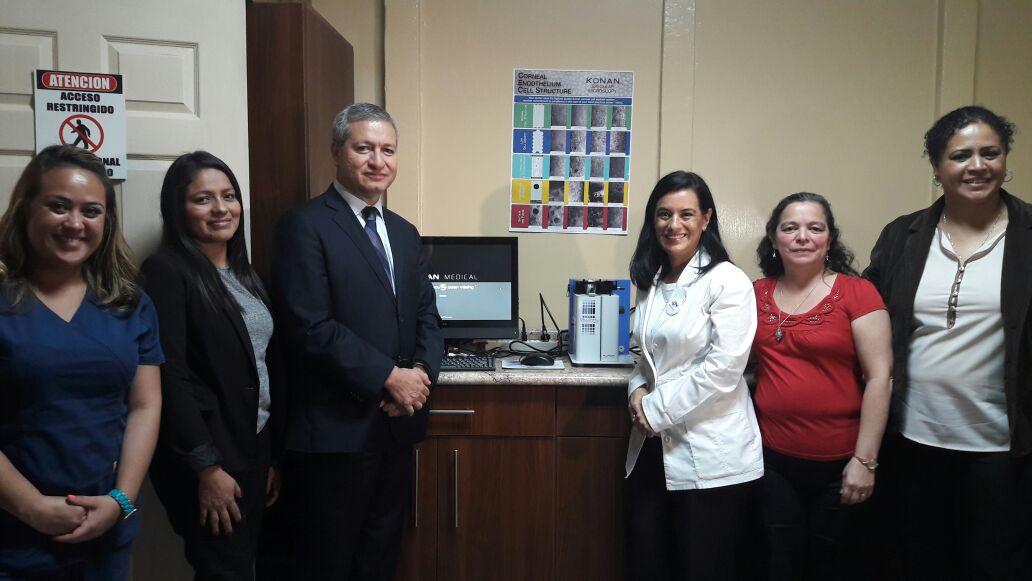 Personal de la Iglesia de Jesucristo de los Santos de los Últimos Días dona equipo médico a Bancórneas. (Foto Prensa Libre: Cortesía)