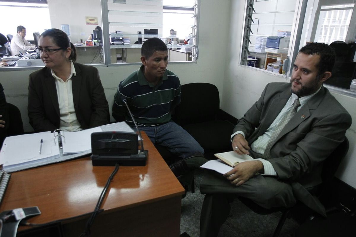 El policia municipal es acusado de haber matado a un supuesto ladrón de celulares (Foto Prensa Libre: Paulo Raquec)