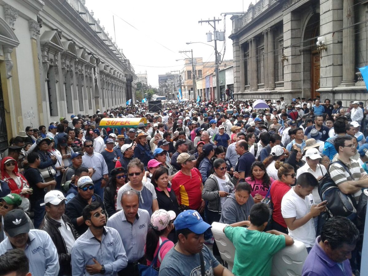 Grupos de participantes de caminatas llegan al Congreso de la República para manifestar contra la corrupción. (Foto Prensa Libre: Álvaro Interiano)