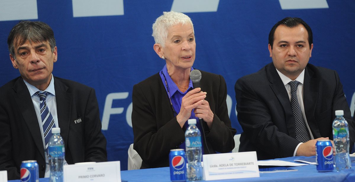 Adela de Torrebiarte (centro), presidenta de la Comisión Normalizadora. (Foto Prensa Libre: Hemeroteca PL)