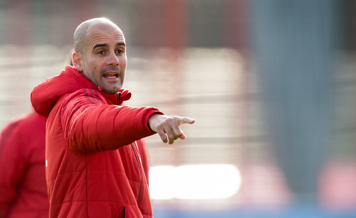 El técnico español Pep Guardiola señaló en una conferencia de prensa que desea dirigir en Inglaterra. (Foto Prensa Libre: AP)