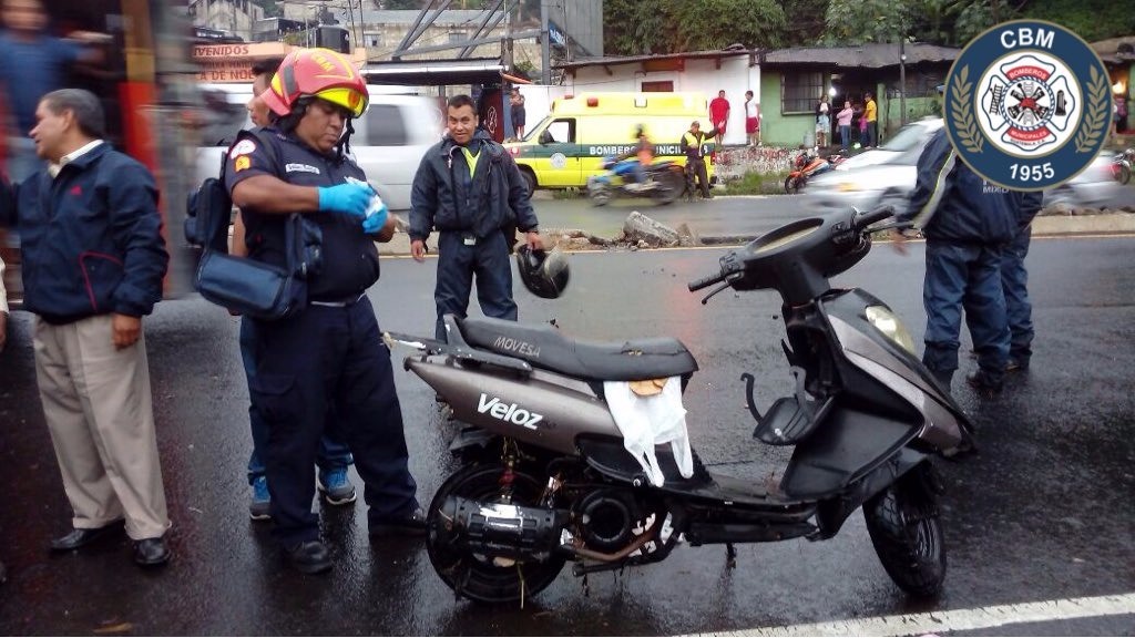 Cuando los bomberos llegaron al lugar del accidente solo encontraron la moto; el motorista, según testigos cayó al río y fue arrastrado por la correntada. (Foto Prensa Libre: CBM)