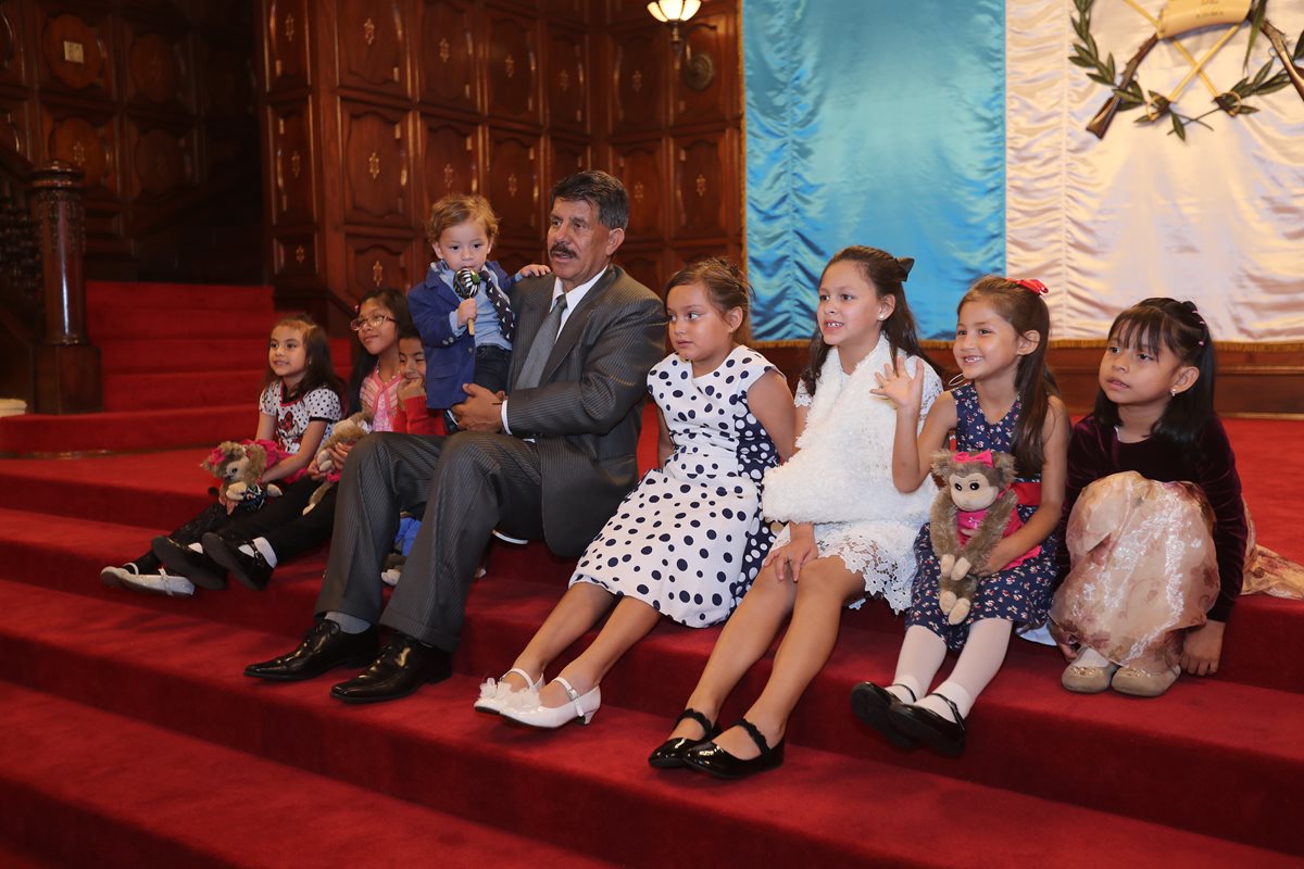 Virgilio Rodríguez posa junto a los niños que recibieron un trasplante para recuperar la audición. (Foto Prensa Libre: Érick Ávila).