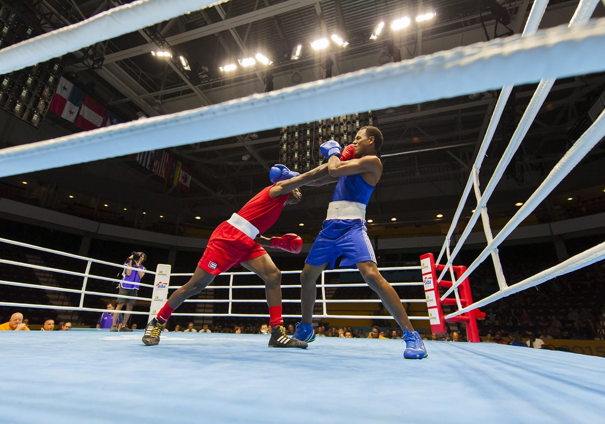 Julio La Cruz de Cuba y Juan Carlos Carrillo Palacio de Colombia durante un combate en peso mediopesado. (Foto Prensa Libre: EFE)