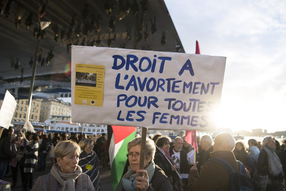 Una mujer sostiene una pancarta que dice "Derecho al aborto para todas las mujeres" durante una manifestación para defender los derechos de las mujeres en Marsella, sur de Francia. (AFP).