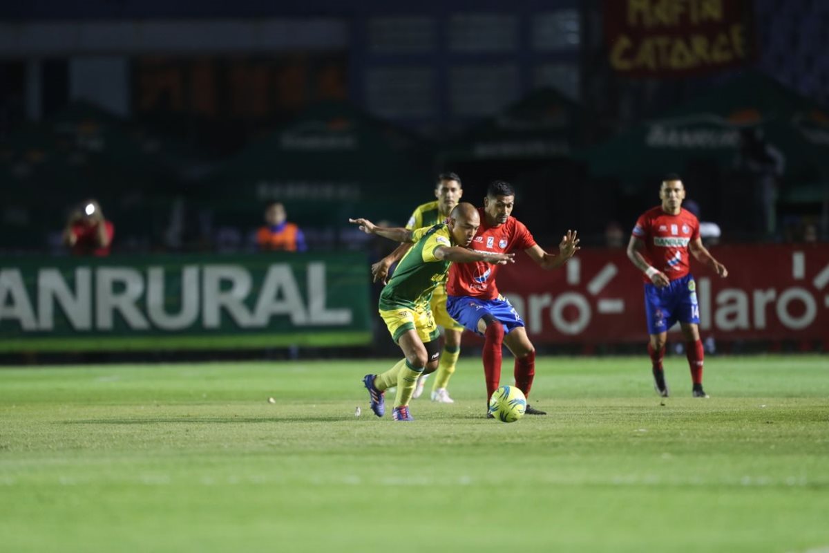 Janderson Pereira pela el balón con Sergio Trujillo.