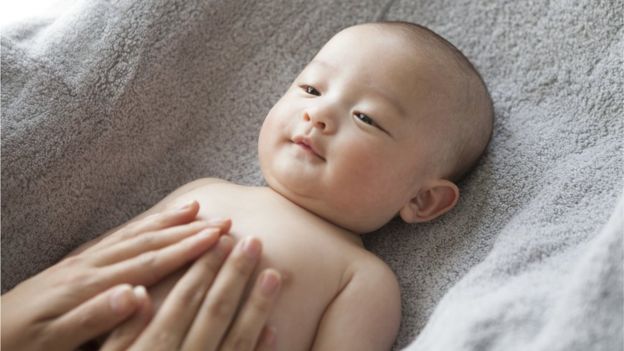Está demostrado que el contacto físico reduce el estrés en los bebés. (GETTY IMAGES)