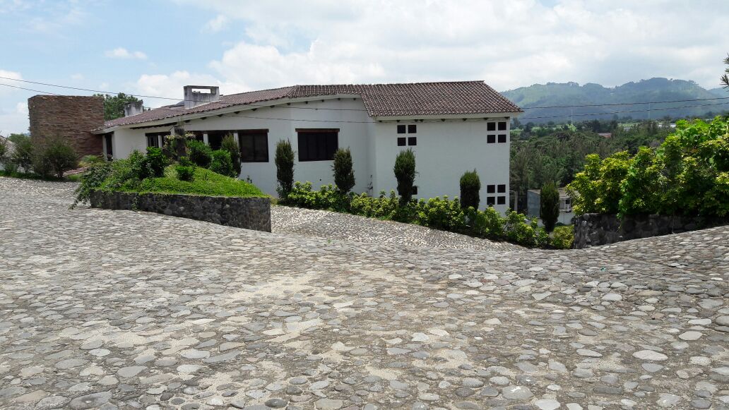 Fachada de la casa patronal de la finca expropiada al Señor de los Caballos que ahora pasa a la Senabed. (foto Prensa Libre: MP)