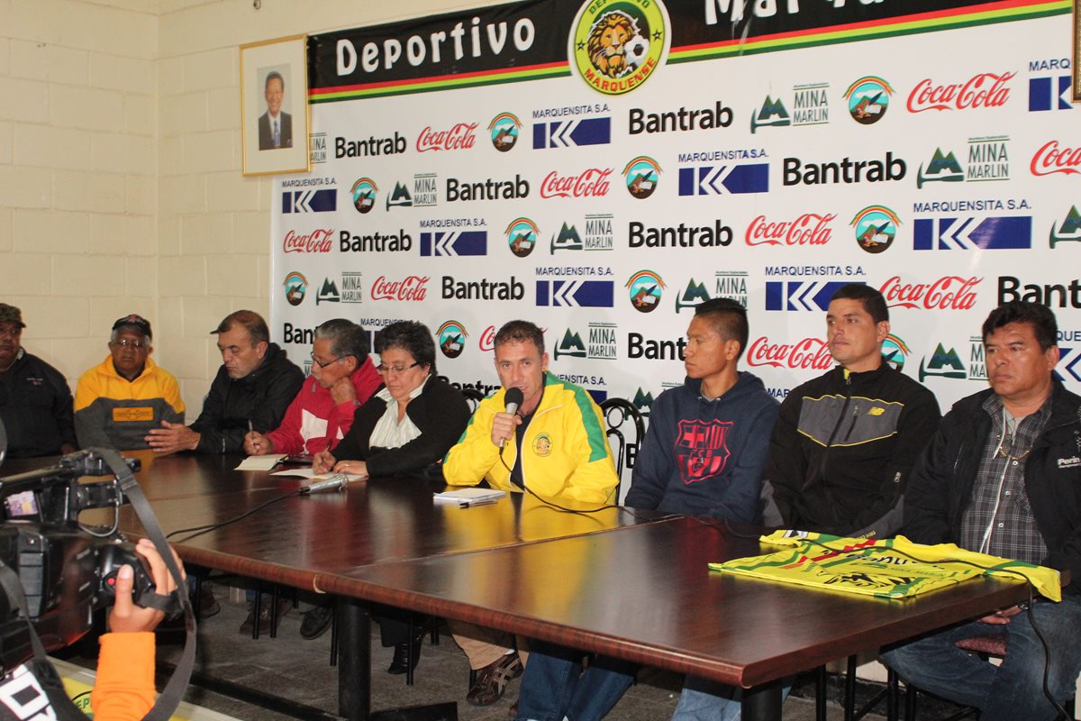 La junta directiva de Marquense en conferencia de prensa se comprometió a cancelar los salarios atrasados a los jugadores. (Foto Prensa Libre: Aroldo Marroquín)