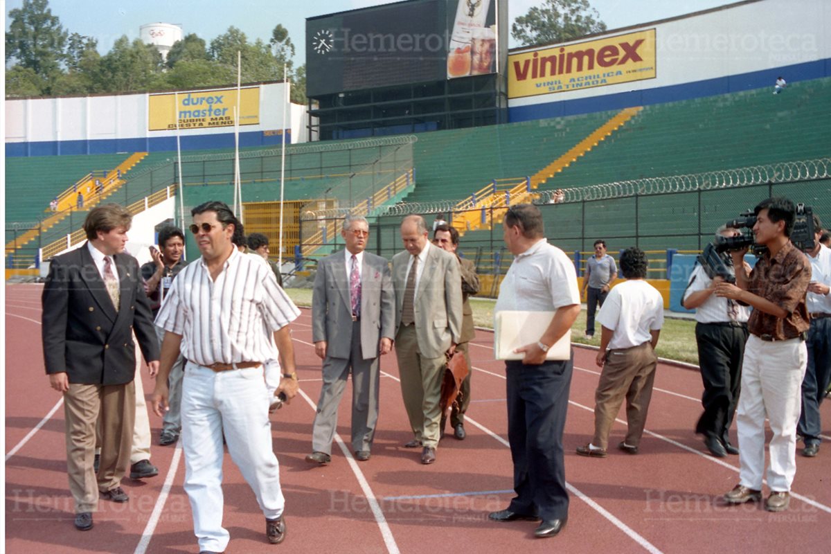 El 07/04/1997 Hugo Salcedo, delegado oficial de Seguridad, de la Federación Internacional de Fútbol Asociado, FIFA (a la izquierda) acompañado de Rolando Pineda Lam, Presidente de la Federación de Fútbol de Guatemala, supervisan los trabajos de remodelación del Estadio Nacional Mateo Flores luego de la tragedia ocurrida el 16 de octubre de 1996. (Foto: Hemeroteca PL)