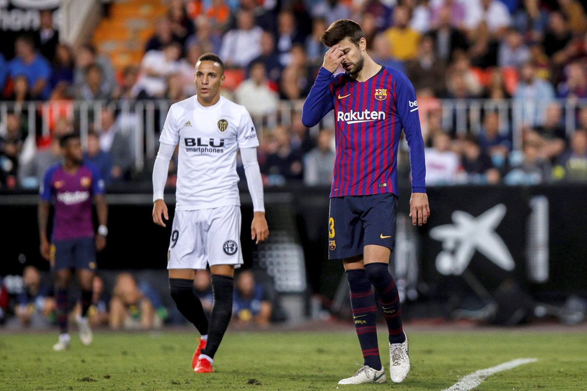 Gerard Piqué volvió a fallar en defensa y Garay aprovechó para marcar el gol del Valencia. (Foto Prensa Libre: EFE)