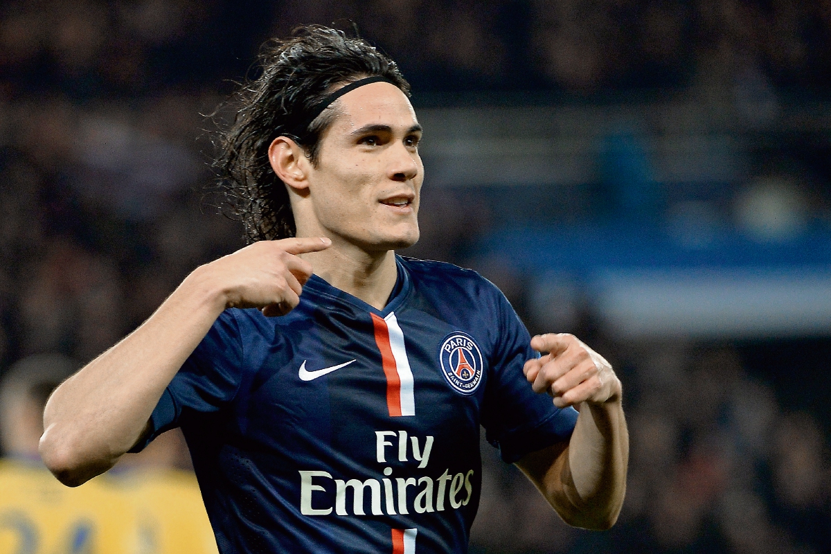 Edinson Cavani festeja el gol que anotó ante el Chelsea, y que rescató el resultado para el PSG. (Foto Prensa Libre: EFE).