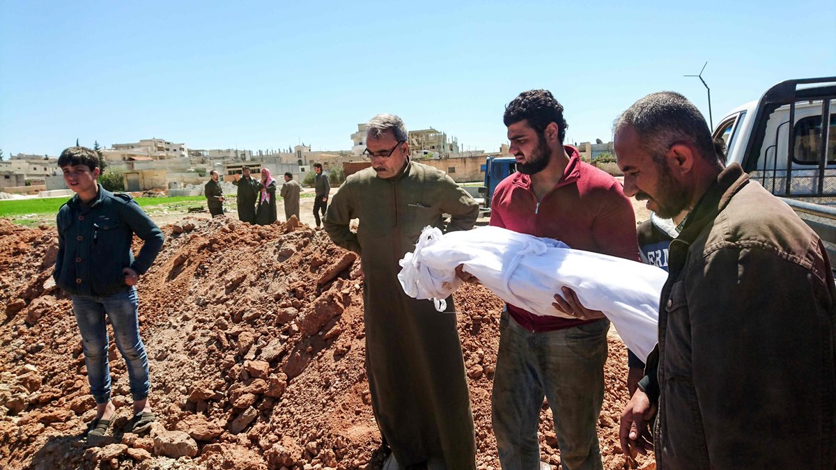 Sirios entierran a víctimas de ataque con armas químicas en el norte de ese país. (Foto Prensa Libre: AFP)