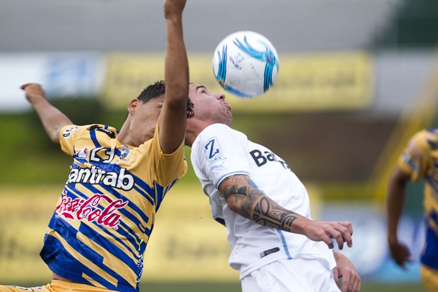 Emiliano López pelea por el balón, durante el partido. (Foto Prensa Libre: Norvin Mendoza)