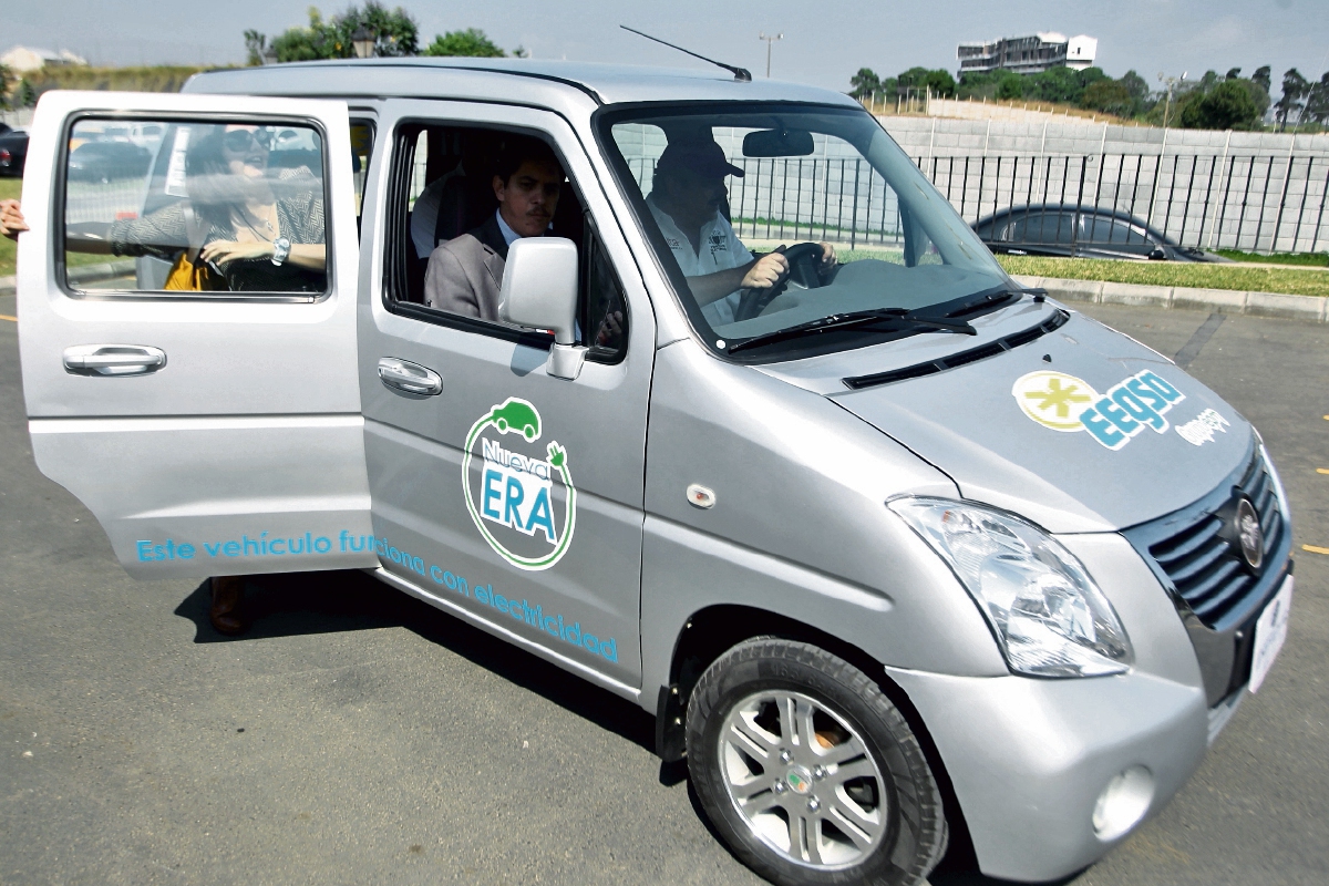 Este es el primer carro eléctrico que EEGSA empleará en su programa piloto. (FOTO Prensa Libre: Álvaro Interiano)