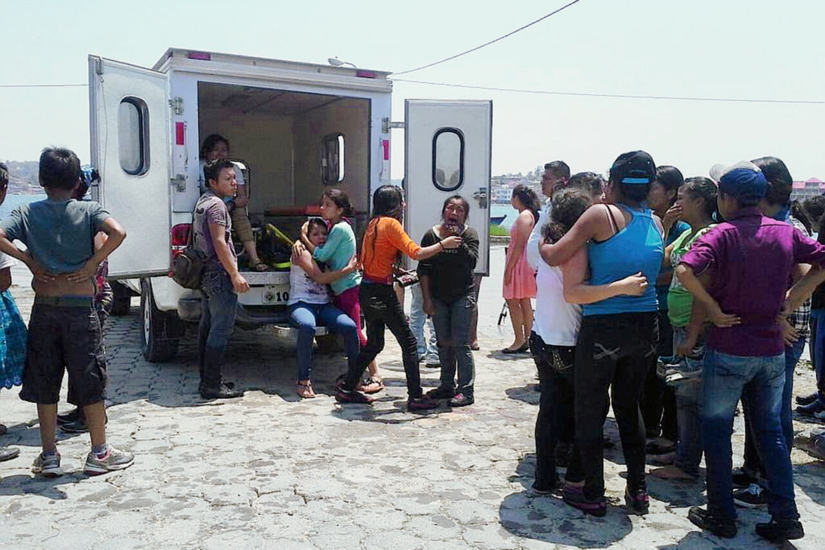 Varios menores  que viajaban en la embarcación accidentada   reciben atención de los socorristas. (Foto Prensa Libre: Rigoberto Escobar)