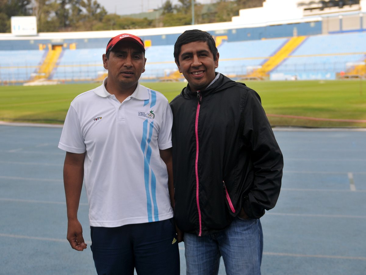 El entrenador Mynor Ortiz y su hermano Carlos preparan a los marchistas.