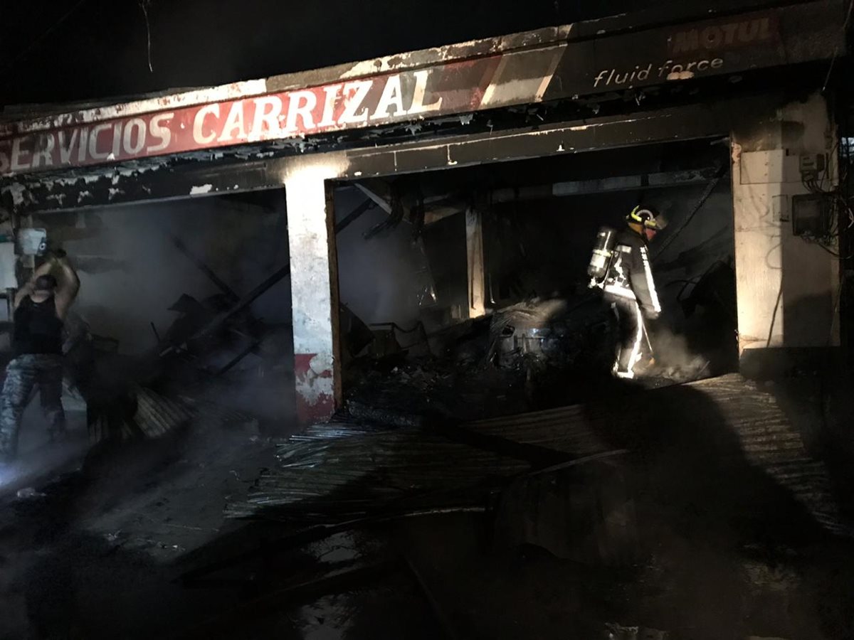 Pese al esfuerzo de los socorristas por apagar el fuego, este se extendió con rapidez. (Foto Prensa Libre: Dony Stewart)