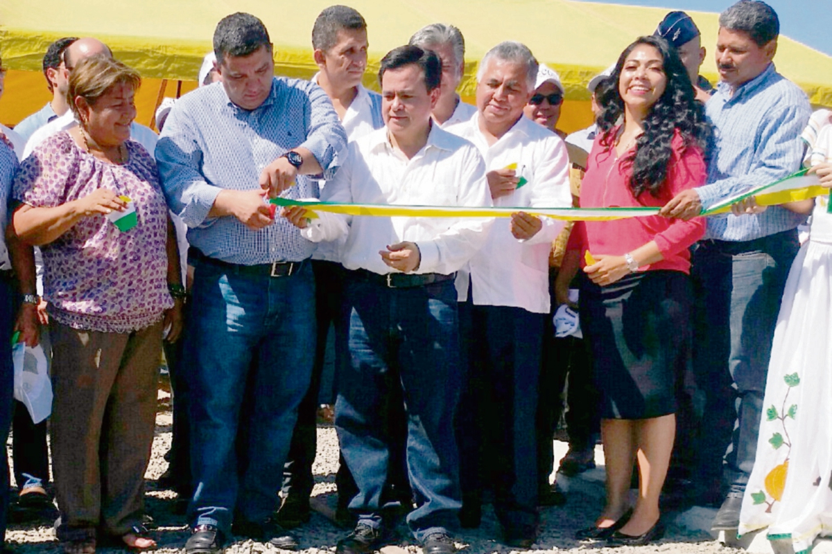autoridades cortan la cinta simbólica de inauguración de los trabajos en Tecún Umán. (Foto Prensa Libre: Alexander Coyoy)