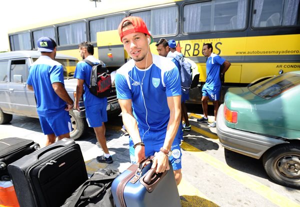 La Selección Nacional partió esta tarde rumbo a Honduras, para disputar un juego amistoso ante el combinado catracho. (Foto Prensa Libre: Francisco Sánchez)