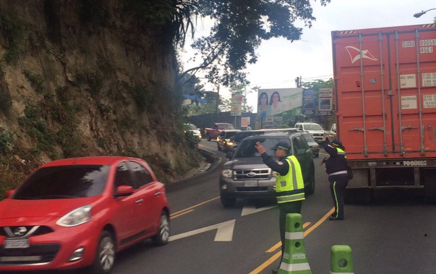 Un agente de tránsito de Villa Canales intenta agilizar la circulación, en la ruta de Boca del Monte hacia la capital. (Foto Prensa Libre: Dalia Santos)