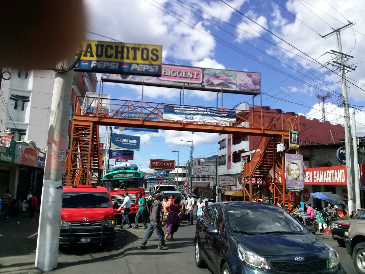 Vecinos de Santa Rosa ariesgan su vida al no utilizar pasarelas. (Foto Prensa Libre: Oswaldo Cardona)