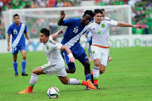 Juego amistoso entre Guatemala y México. Marvin Ávila -centro- pelea por el balón. (Foto Prensa Libre: Óscar Felipe).