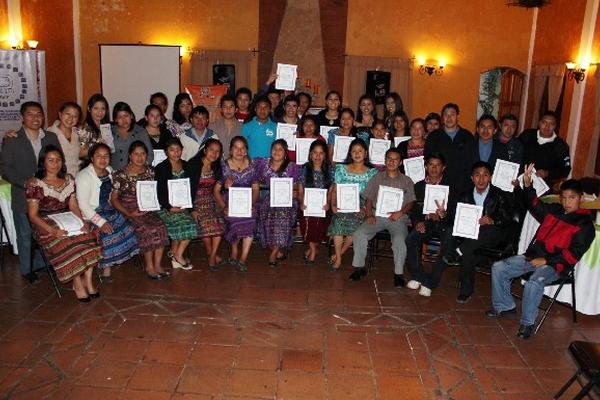 grupo de  capacitados muestra el diploma.