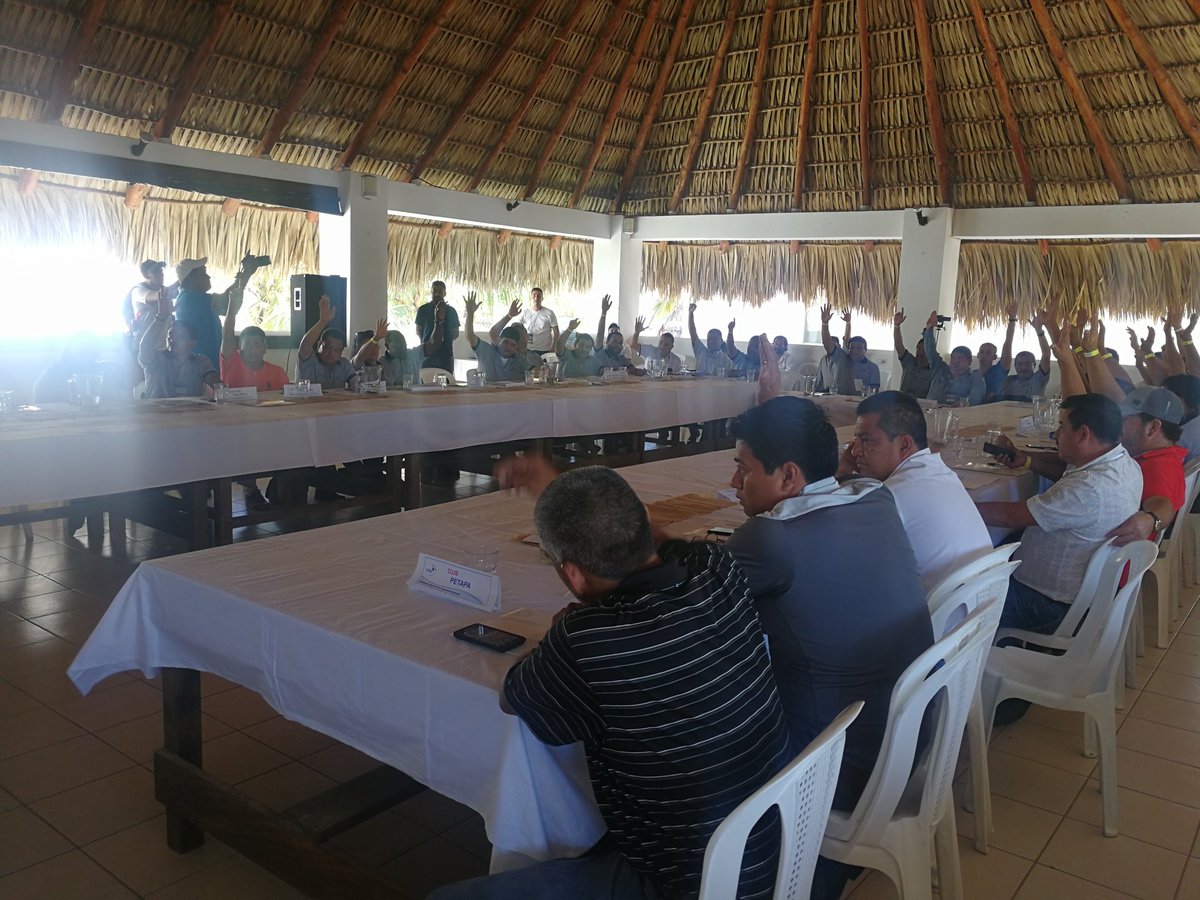 Los dirigentes del futbol guatemalteco durante la Asamblea que se celebró este sábado. (Foto Prensa Libre: Edwin Fajardo)