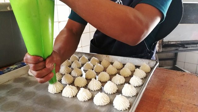 Elaboración de los bocadillos de coco. (Foto Prensa Libre: Oscar Felipe Q.)