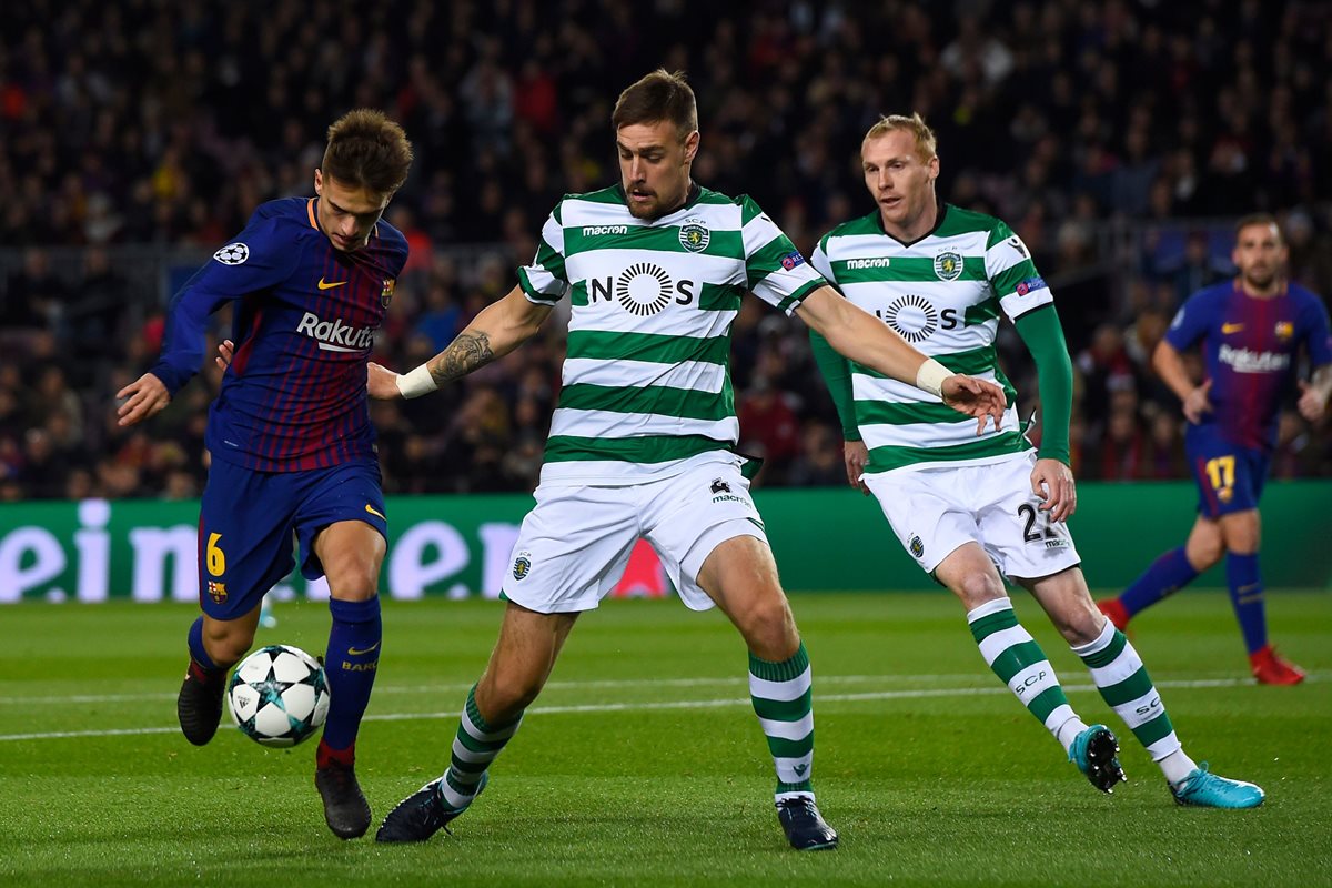 Denis Suarez intenta superar la marca de dos jugadores del Sporting.