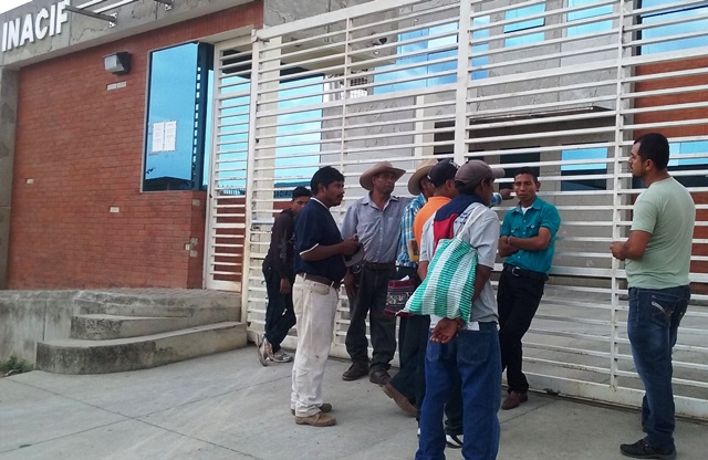 Familiares esperan frente al Inacif de San Benito, Petén, que les entreguen los cuepos de sus familiares. (Foto Prensa Libre: Rigoberto Escobar)