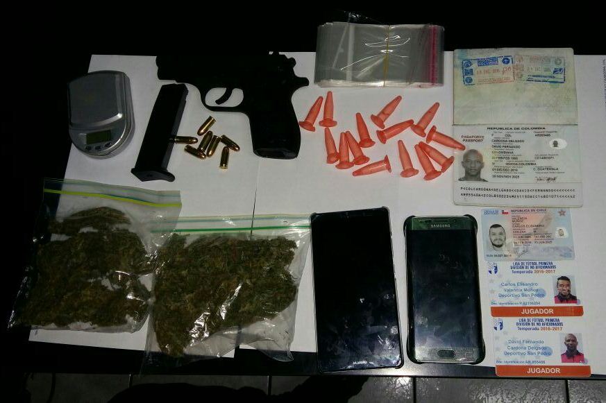 La Policía puso a disposición del juez la droga, el arma y la pesa que los jugadores transportaban en su vehículo. (Foto Prensa Libre: PNC)