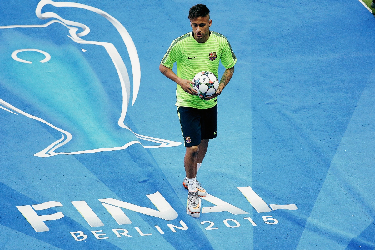 Neymar durante la sesión de entrenamiento del Barcelona en el estadio Olímpico de Berlín. (Foto Prensa Libre: AP)